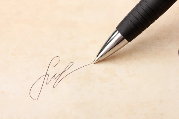 Close-up van handtekening (fake, niet echt) en pen, op oud papier — Stockfoto