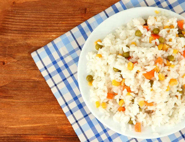 Risotto auf Farbteller auf Holzgrund — Stockfoto