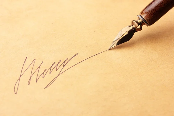 Closeup της υπογραφής (fake, δεν πραγματική) και στυλό μελάνης, πάνω σε παλιό χαρτί — Φωτογραφία Αρχείου
