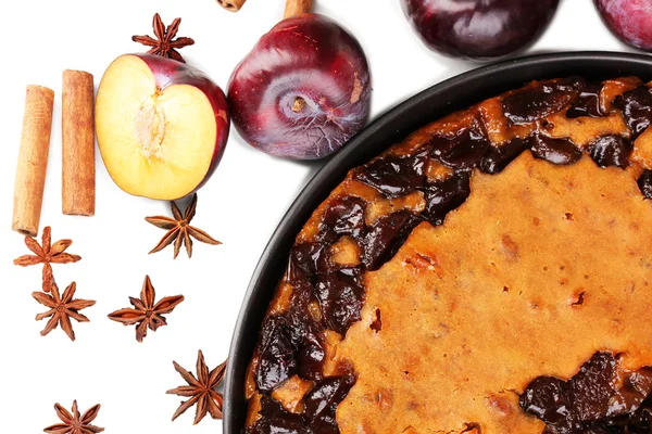 Torta saporita su pentola con prugne e cannella isolata su bianco — Foto Stock