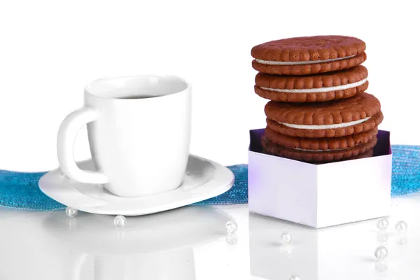 Kremsi katman ve mor zemin üzerine kahve fincan çikolata kurabiye — Stok fotoğraf