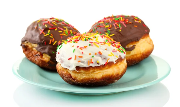 Sabrosas rosquillas en la placa de color aislado en blanco — Foto de Stock