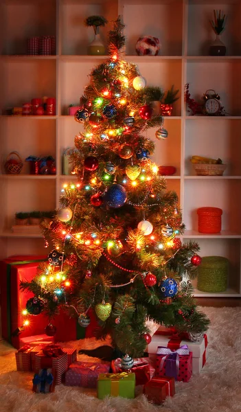 Noel ağacı ev iç zemin üzerine geceleri dekore edilmiştir. — Stok fotoğraf