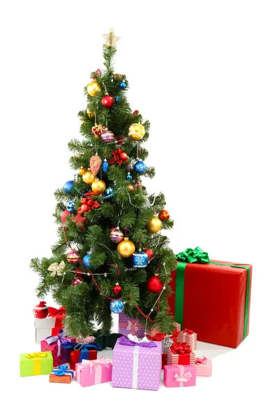 Στολισμένο χριστουγεννιάτικο δέντρο με τα δώρα που απομονώνονται σε λευκό — Φωτογραφία Αρχείου
