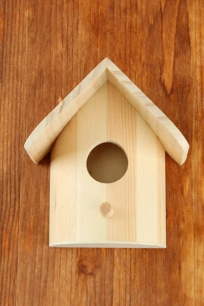 Caja de anidación sobre fondo de madera — Foto de Stock