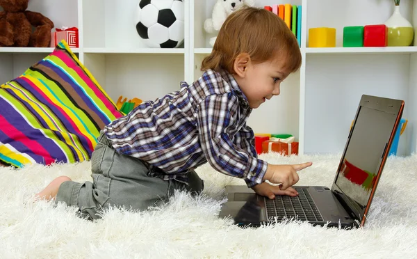 Söt liten pojke och anteckningsbok i rummet — Stockfoto