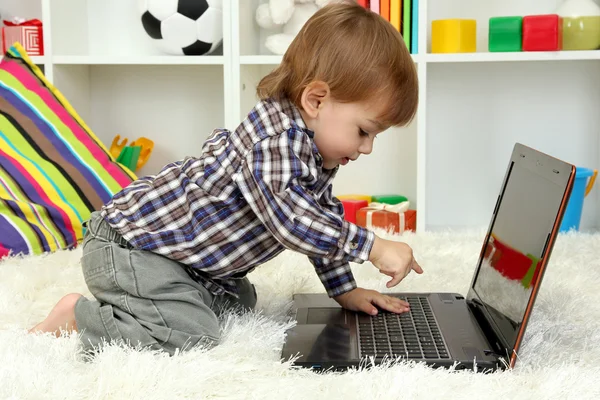 귀여운 작은 소년과 방에 노트북 — 스톡 사진