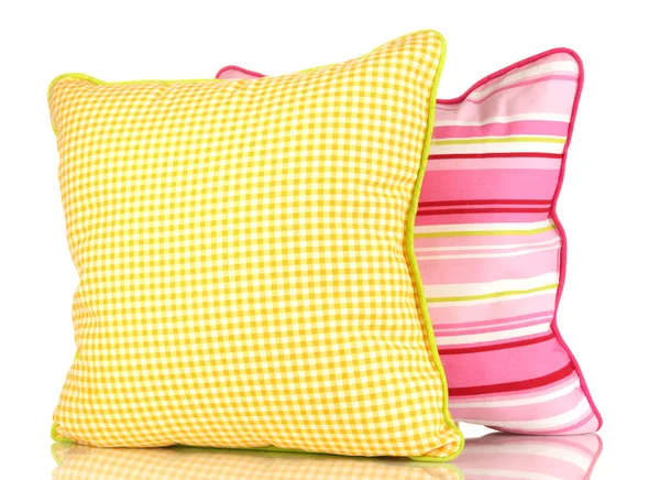 Travesseiros amarelos e rosa brilhantes isolados em branco — Fotografia de Stock