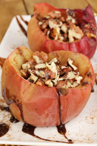 Manzanas al horno en el plato de cerca — Foto de Stock