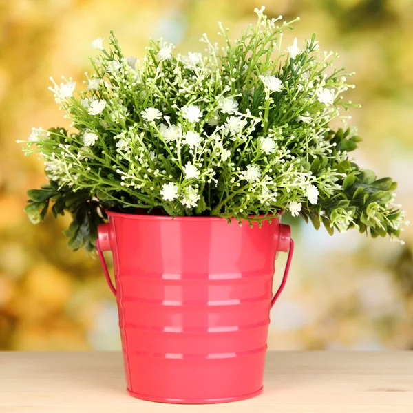 Fleurs décoratives en pot sur fond lumineux — Photo