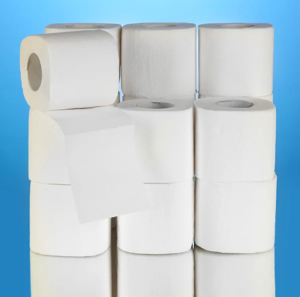 Rouleaux de papier toilette sur fond bleu — Photo
