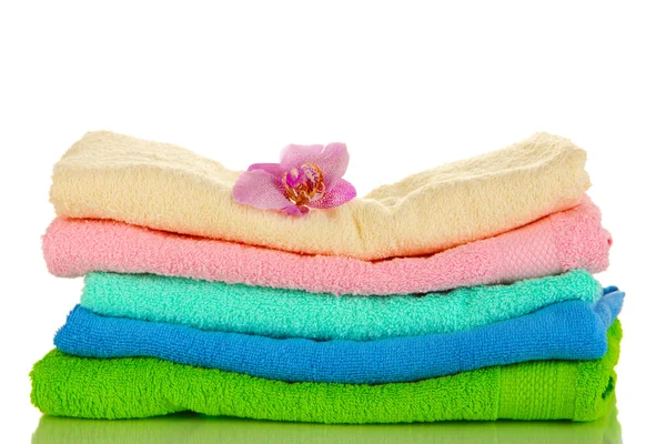 Pila di asciugamani con fiore profumato isolato su bianco — Foto Stock
