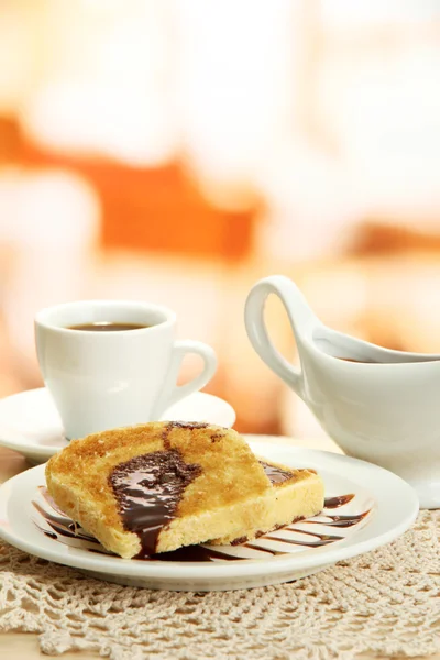 Torrada de pão branco com chocolate no prato no café — Fotografia de Stock