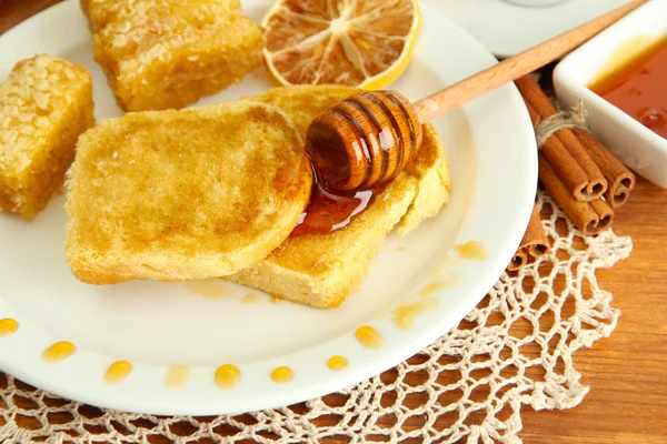 Torrada de pão branco com mel na mesa de madeira — Fotografia de Stock