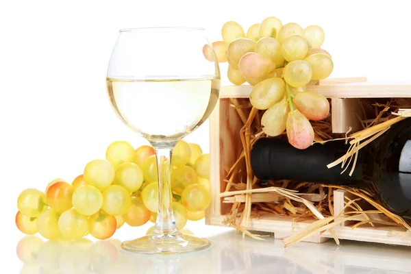 Caja de madera con botella de vino, barril, vino y uva aislados en blanco —  Fotos de Stock