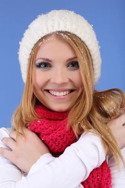 Jovem mulher bonita com neve no fundo azul — Fotografia de Stock