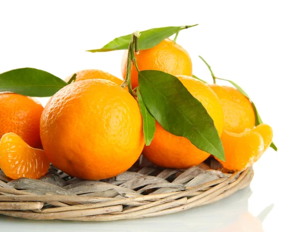 Reife süße Mandarine mit Blättern, isoliert auf weiß — Stockfoto