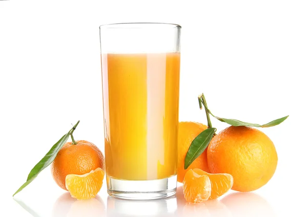 Szklanka soki i dojrzałe słodkie mandarynki z liść na białym tle — Zdjęcie stockowe