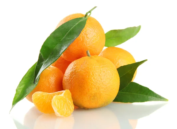 Reife süße Mandarine mit Blättern, isoliert auf weiß — Stockfoto