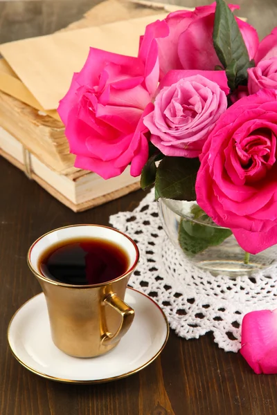 Hermosas rosas rosadas en jarrón en la mesa de madera de cerca —  Fotos de Stock