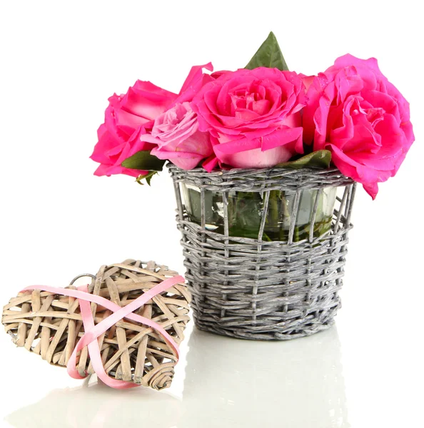 Vacker rosa rosor i korg isolerad på vit — Stockfoto
