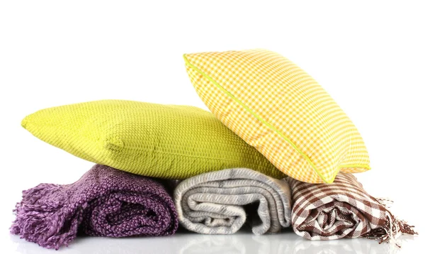 Плейды и цветные подушки, изолированные на белом — стоковое фото