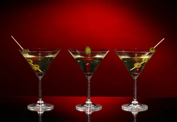 Martini-Brille auf dunklem Hintergrund — Stockfoto