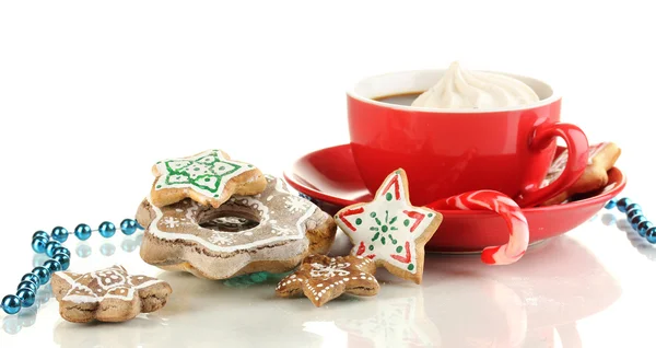 Kerstmis behandelt met een kopje koffie op witte geïsoleerd — Stockfoto