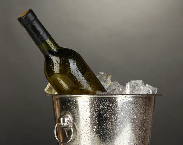 Bouteille de vin dans un seau à glace sur fond noir — Photo