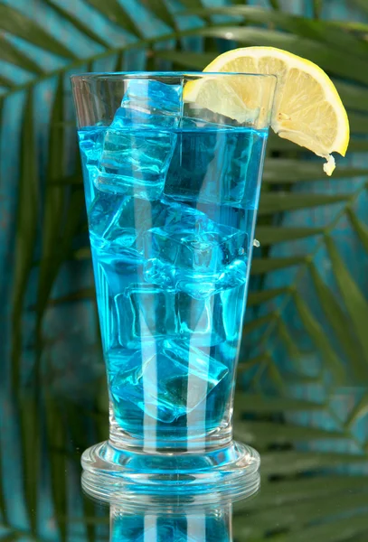 Blue Lagoon cocktail on tropical background — Stock Photo, Image
