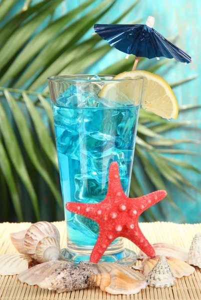Blauwe lagune cocktail op tropische achtergrond — Stockfoto