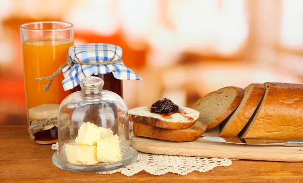 Cam kapak ve taze ekmek ile cam tabak tereyağı, reçel parlak zemin üzerine — Stok fotoğraf