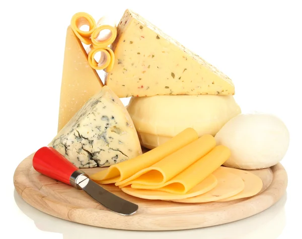 Vari tipi di formaggio isolato su bianco — Foto Stock
