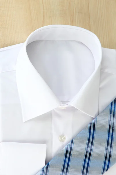Camicia uomo nuovo bianco con cravatta a colori su sfondo di legno — Foto Stock