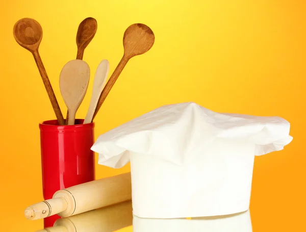 Šéfkuchařské čepice s lžíce a battledore na pozadí — Stock fotografie