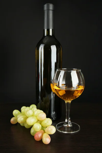白葡萄酒与孤立在黑色的葡萄 — 图库照片