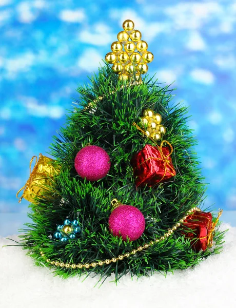 Árvore de Natal artificial decorada em fundo brilhante — Fotografia de Stock