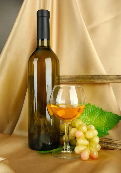 Composition of frame,wine and grapes on bright background — Stock Photo, Image