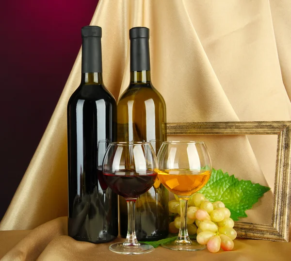 Композиция рамки, вина и винограда на ярком фоне — стоковое фото