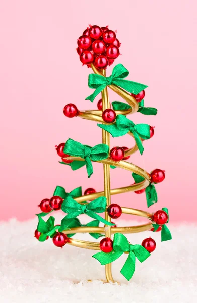 Draht-Weihnachtsbaum auf rosa Hintergrund — Stockfoto