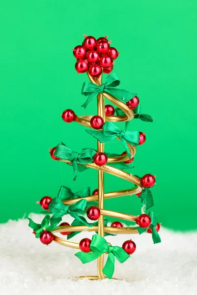 Draad kerstboom op groene achtergrond — Stockfoto