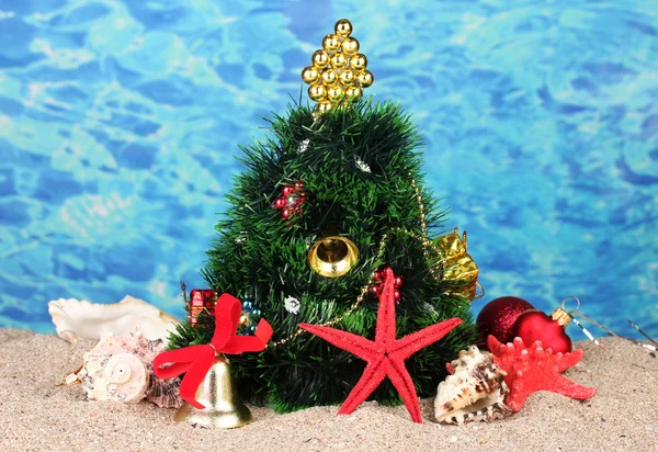 Kerstboom op zand in strand — Stockfoto