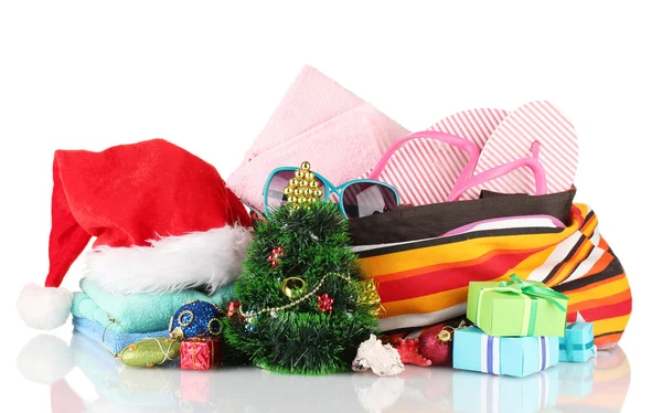 Accessoires de plage et sapin de Noël isolé sur blanc — Photo