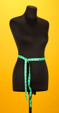 Teyp turuncu zemin üzerinde ölçüm ile boş siyah manken