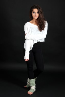 Genç modern dansçı, siyah üzerine izole edilmiş.