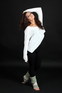 Genç modern dansçı, siyah üzerine izole edilmiş.