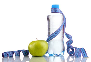 şişe su, elma ve ölçüm bandı üzerinde beyaz izole