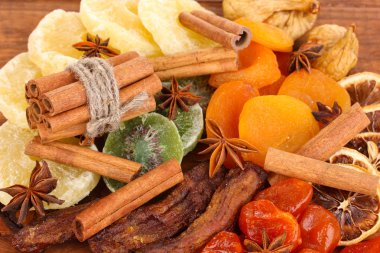 tarçın ve anason yıldız yakın çekim ile kurutulmuş meyveler