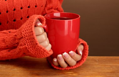 bir fincan tutan eller sıcak içecek, yakın çekim