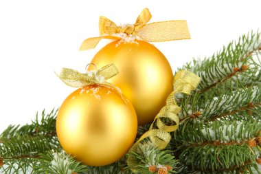 Noel topları ile üzerine beyaz izole kar köknar ağacı